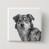 モノクロの洗練された大型の雑種犬 缶バッジ (正面)