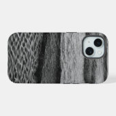 モノクロの海 iPhone 15ケース (裏面横)