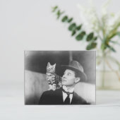 モノクロの男性と猫のはがき ポストカード (スタンド正面)