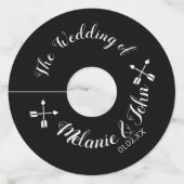 モノクロの矢の結婚式ロゴ - カップルの名前 ワイングラスタグ (正面)