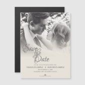 モノクロの結婚式のカップルがキスをしている マグネット招待状 (正面/裏面)