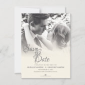モノクロの結婚式のカップルがキスをしている マグネット招待状 (正面)