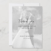 モノクロの結婚式写真 現代のスクリプト シンプル サンキューカード (裏面)