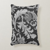 モノクロの花の古風な模様 アクセントクッション (正面(垂直))