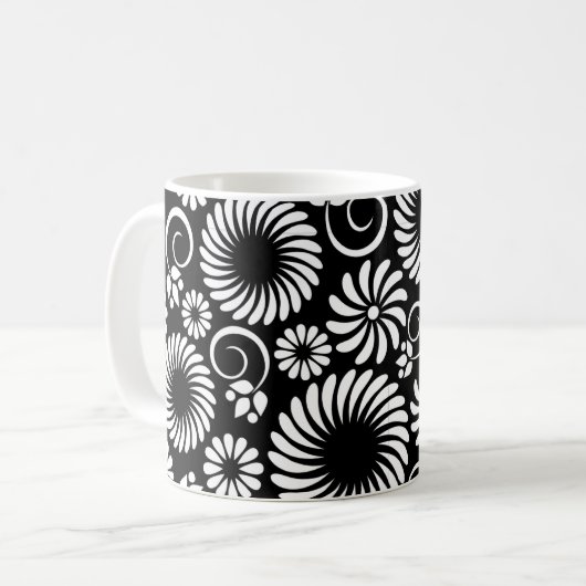 モノクロの花柄のマグカップ コーヒーマグカップ (正面左)
