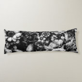 モノクロアンティークフローラ（蝶あり） ボディピロー (裏面)