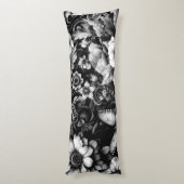 モノクロアンティークフローラ（蝶あり） ボディピロー (裏面 (縦))