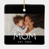 モノクロタイポグラフィ写真「Mom Established」 セラミックオーナメント (裏面)