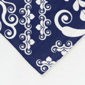 モノクロフローラダマスクと青の背景 フリースブランケット (角)