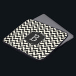モノクロヘリンボーンパターン（モノグラム付） ラップトップスリーブ<br><div class="desc">イニシャルや他の望ましい文字で編集できるモノグラムと黒と白の魅力的なヘリンボーンのシェブロンデザインパーソナライズされた。ノート保護パソコンまたはタブレットスタイルで！</div>