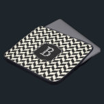 モノクロヘリンボーンパターン（モノグラム付） ラップトップスリーブ<br><div class="desc">イニシャルや他の望ましい文字で編集できるモノグラムと黒と白の魅力的なヘリンボーンのシェブロンデザインパーソナライズされた。ノート保護パソコンまたはタブレットスタイルで！</div>