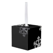 モノクロミニマリストスノーフレークのクリスマスパターン キューブオーナメント (裏面アングル)