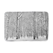 モノクロームにそびえる《植物》アスペンの冬の雪の木 バスマット (正面)