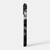 モノクロームの忘れられた農場 iPhone 15ケース (左側面)