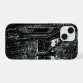 モノクロームの忘れられた農場 iPhone 15ケース (裏面横)