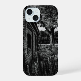 モノクロームの忘れられた農場 iPhone 15ケース