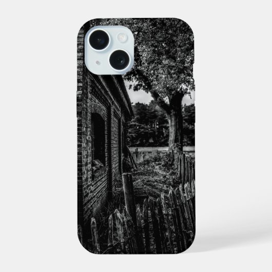 モノクロームの忘れられた農場 iPhone 15ケース (裏面)