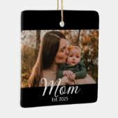 モノクロームの手書きフォントで「Mom Established」 セラミックオーナメント (右)