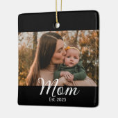 モノクロームの手書きフォントで「Mom Established」 セラミックオーナメント (左)