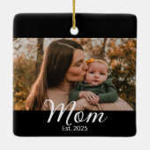 モノクロームの手書きフォントで「Mom Established」 セラミックオーナメント (裏面)