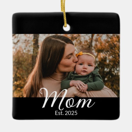モノクロームの手書きフォントで「Mom Established」 セラミックオーナメント (正面)