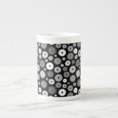 モノクロームの花柄 ボーンチャイナマグカップ (正面)