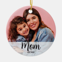 モノクロ写真に「Mom Established」スクリプト