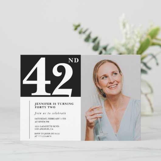 モノクロ写真を使った42歳の誕生日招待状 招待状 (スタンド正面)