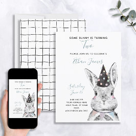モノクロ ニュートラルなデザインの「Some Bunny is Two」誕生日 招待状