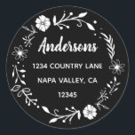 モノクロ フローラル リース 返信住所ラベル ラウンドシール<br><div class="desc">シンプルなタイポグラフィー、モダンなカリグラフィー、素朴なフローラル リースを特徴とするカスタマイズ可能なステッカーです。</div>