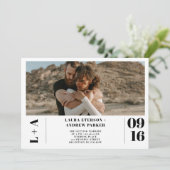 モノクロ ミニマルイニシャル1枚 フォトウェディング 招待状 (スタンド正面)