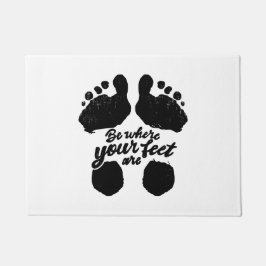 モノクロ「足元に集中して」プリント ドアマット