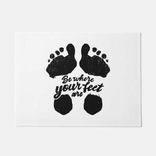 モノクロ「足元に集中して」プリント ドアマット (正面)