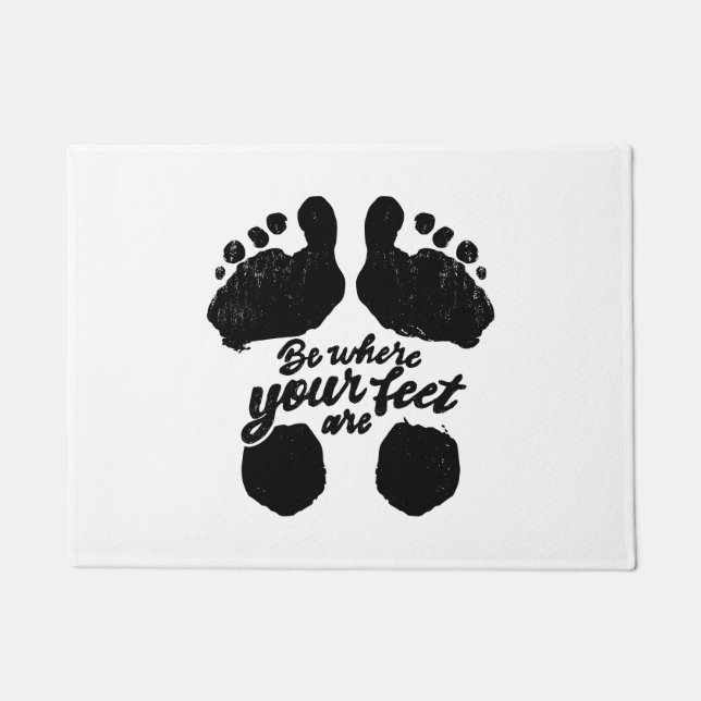 モノクロ「足元に集中して」プリント ドアマット (正面)