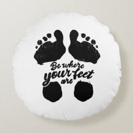 モノクロ「足元に集中して」プリント ラウンドクッション