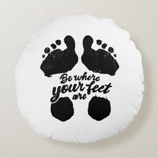 モノクロ「足元に集中して」プリント ラウンドクッション (正面)
