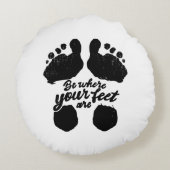 モノクロ「足元に集中して」プリント ラウンドクッション (裏面)