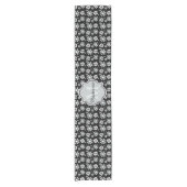 モノグラガーリーム白黒デイジー花の名前 ショートテーブルランナー (正面)