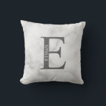 モノグラパーソナライズされたムと名前の装飾用クッション クッション<br><div class="desc">モノグラパーソナライズされたムと名前ギフトはモノグラパーソナライズされたムと名前をクラシックセリフフォントスタイルで特徴とする。家の装飾、引っ越し祝いパーティーの贈り物、家族のための休日の贈り物、新婚など。</div>