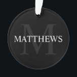 モノグラパーソナライズされたムと名前ブラック オーナメント<br><div class="desc">モノグラパーソナライズされたムと名前ギフトは背景として白の名前とグレーのモノグラムの名前を特徴パーソナライズされた, クラシックセリフのフォントスタイル,黒い背景。休日、家族の懇親会、特別な機会に最適。</div>
