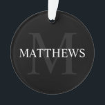 モノグラパーソナライズされたムと名前ブラック オーナメント<br><div class="desc">モノグラパーソナライズされたムと名前ギフトは背景として白の名前とグレーのモノグラムの名前を特徴パーソナライズされた, クラシックセリフのフォントスタイル,黒い背景。休日、家族の懇親会、特別な機会に最適。</div>