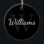 モノグラパーソナライズされたムと名前ブラック セラミックオーナメント<br><div class="desc">モノグラパーソナライズされたムと名前のギフトは白いスクリプトのフォントスタイルで名前を機能パーソナライズされたし、背景として灰色のセリフのフォントスタイルでモノグラムを黒い背景に。休日、家族の懇親会、特別な機会に最適。</div>
