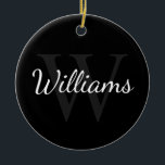 モノグラパーソナライズされたムと名前ブラック セラミックオーナメント<br><div class="desc">モノグラパーソナライズされたムと名前のギフトは白いスクリプトのフォントスタイルで名前を機能パーソナライズされたし、背景として灰色のセリフのフォントスタイルでモノグラムを黒い背景に。休日、家族の懇親会、特別な機会に最適。</div>