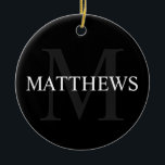 モノグラパーソナライズされたムと名前ブラック セラミックオーナメント<br><div class="desc">モノグラパーソナライズされたムと名前ギフトは背景として白の名前とグレーのモノグラムの名前を特徴パーソナライズされた, クラシックセリフのフォントスタイル,黒い背景。休日、家族の懇親会、特別な機会に最適。</div>