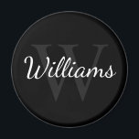 モノグラパーソナライズされたムと名前ブラック マグネット<br><div class="desc">モノグラパーソナライズされたムと名前のギフトは白いスクリプトのフォントスタイルで名前を機能パーソナライズされたし、背景として灰色のセリフのフォントスタイルでモノグラムを黒い背景に。休日の贈り物、家族の懇親会の好意や特別な機会のための贈り物として完璧。</div>