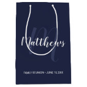 モノグラパーソナライズされたムと姓ネイビーブルー ミディアムペーパーバッグ (正面)