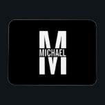 モノグラパーソナライズされたム及びネーム・マグネット マグネット<br><div class="desc">モノグラパーソナライズされたムと名前パーソナライズされたモノグラムの真ん中に名前のボックスが黒い背景の上に白いサンはっきりしたセリフのフォントのスタイルにモノグラムを特集したギフト。家の装飾、引っ越し祝いパーティーの贈り物、家族のための休日の贈り物などとして完璧。</div>