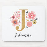 モノグラフェミニンムイニシャルピンク金ゴールド文字J マウスパッド<br><div class="desc">ピンクのフェミニンフローラと金ゴールドの文字Jが特徴の美しいピンクのマウスパッド。モノグラムの下に名前を追加して、マウスパッドをカスタマイズします。友人や花嫁のおもしろいの贈り物を作ります。Blackberry Boulvardが設計</div>
