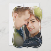 モノグラミニマルムストライプのオリーブグリーン結婚写真 招待状 (裏面)