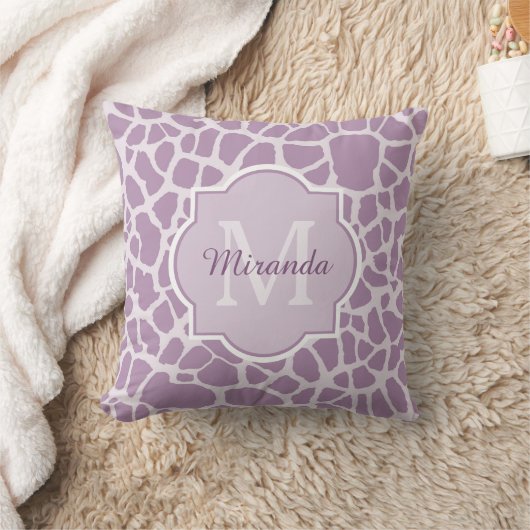 モノグラムおよび名前のシックな紫色のキリンのプリント クッション (ブランケット)